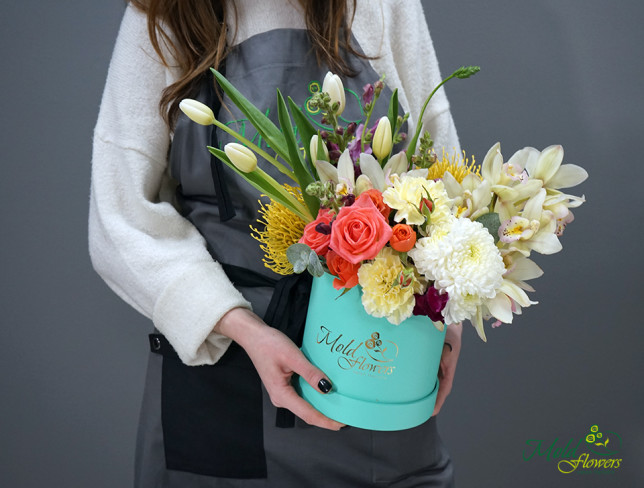 Коробка с орхидеей, тюльпанами и хризантемой Фото